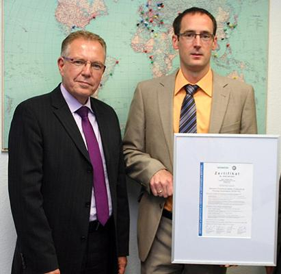 Thorsten Felix together Uwe Hafner of SIEMENS at the official presentation of the SFSP certificate.